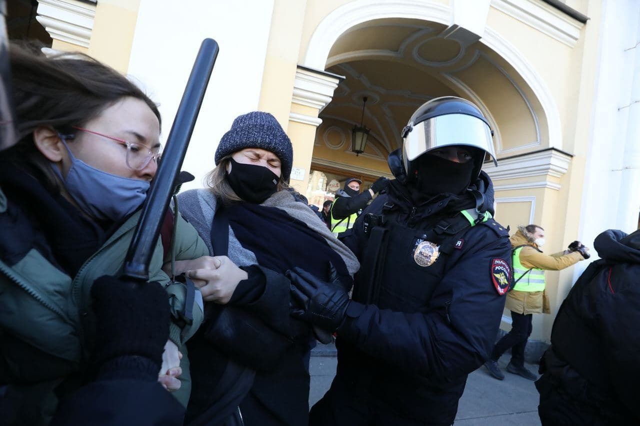 В России жестко избивают и разгоняют противников войны с Украиной. Фото и видео