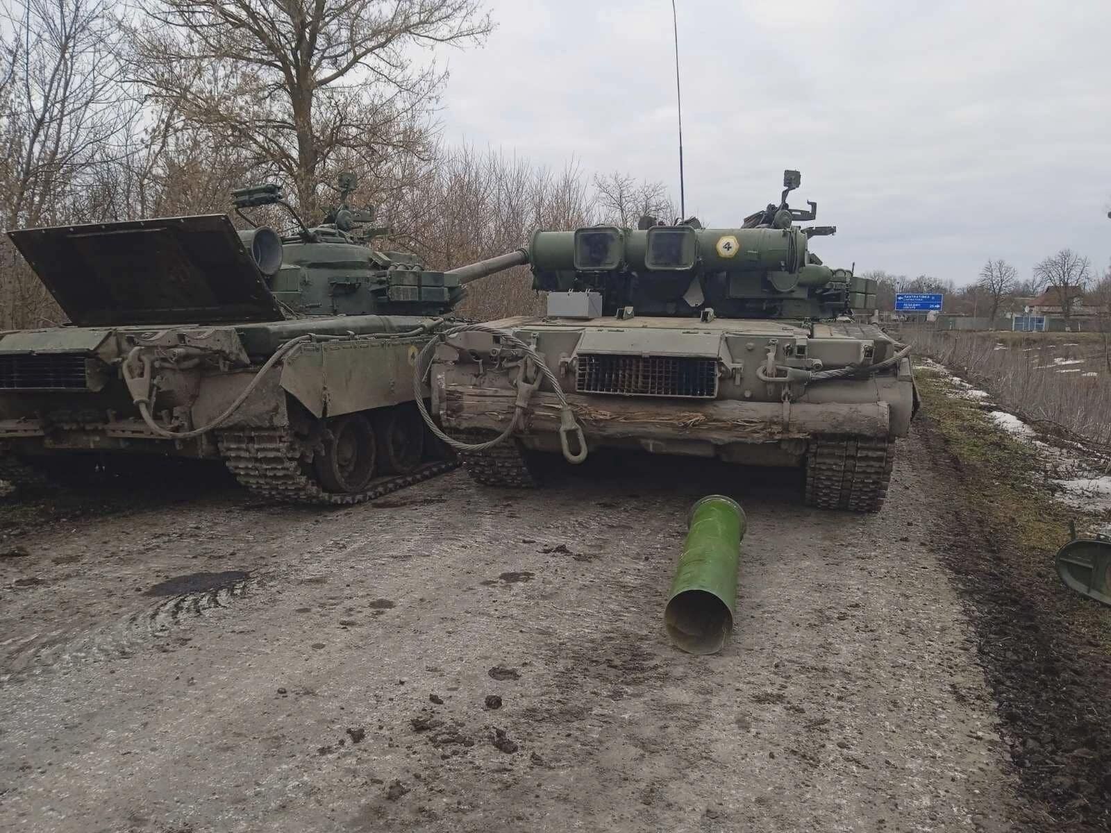 Нові трофеї та розбита бронетехніка: у мережі показали втрати військ РФ