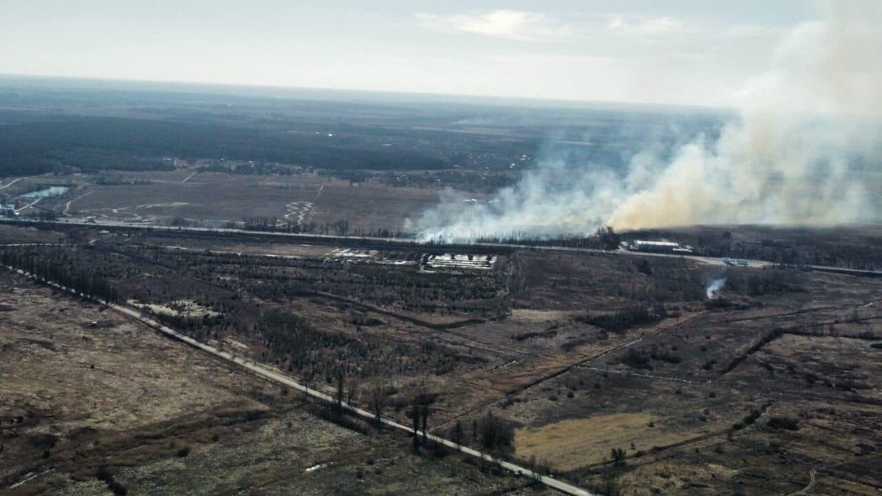 Горять 20 машин одразу: Арестович показав, як знищують техніку ворога під Києвом