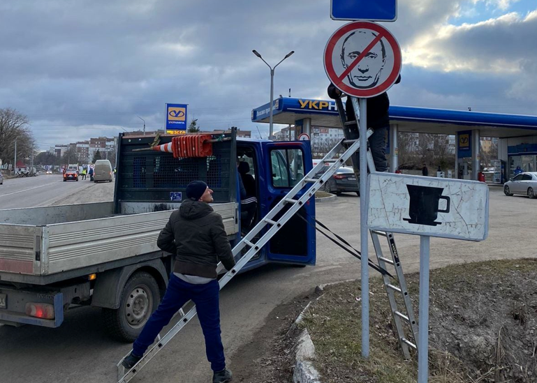 "Немедленно сдавайся в плен или встреть смерть": Укравтодор утвердил новые дорожные знаки