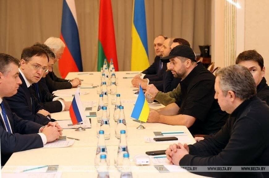 Украинская делегация (справа) на переговорах