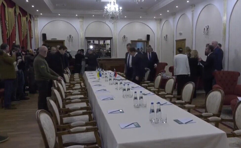Украинская и российская делегации зашли в зал переговоров