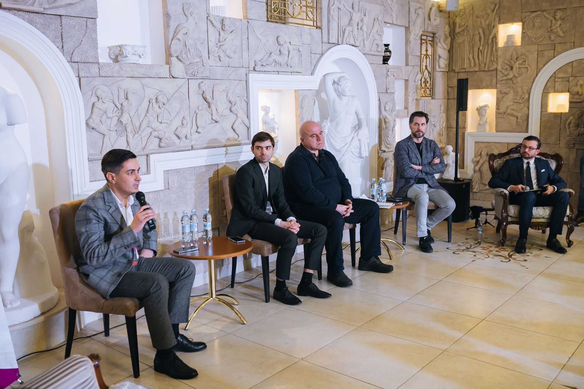 Правозащитник Дмитрий Ткаченко, общественный деятель Артем Каспарьян, архитектор Владимир Халин, дипломат Довидас Виткаускас и ведущий Григорий Блайда обсудили проблематику градостроительства