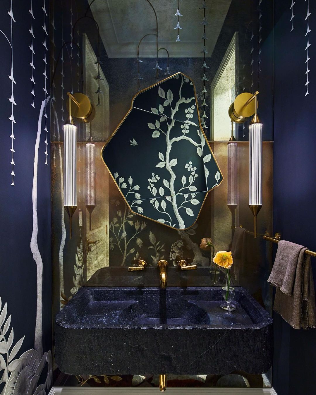 Гвінет Пелтроу показала свій розкішний будинок у Каліфорнії, де лише душова система коштує $30 тисяч