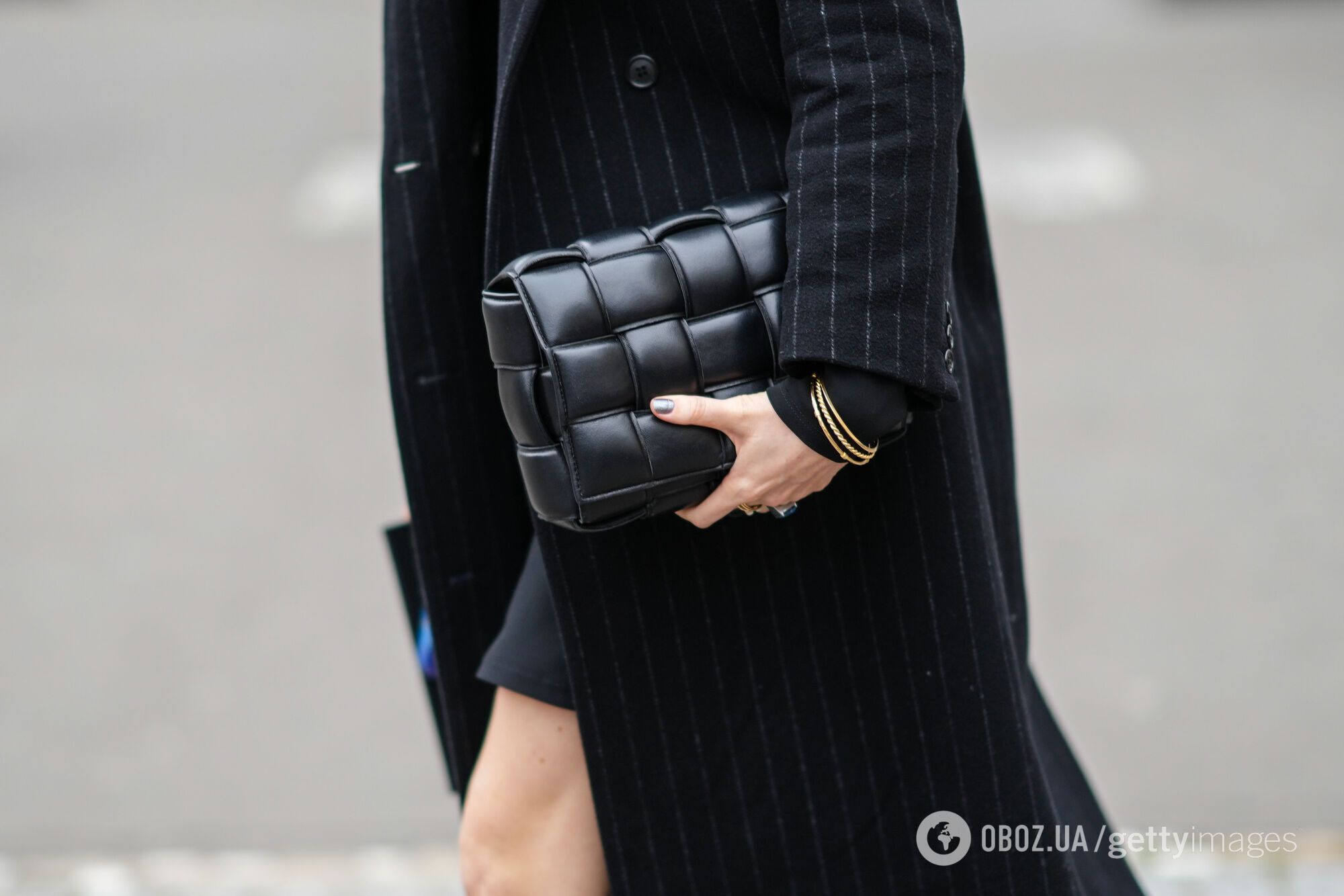 Следует дополнять луки определенными аксессуарами и обувью