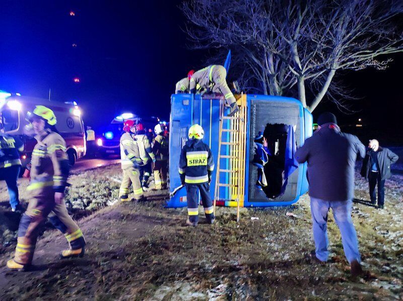 Автобус з'їхав з дороги в кювет і перекинувся на бік