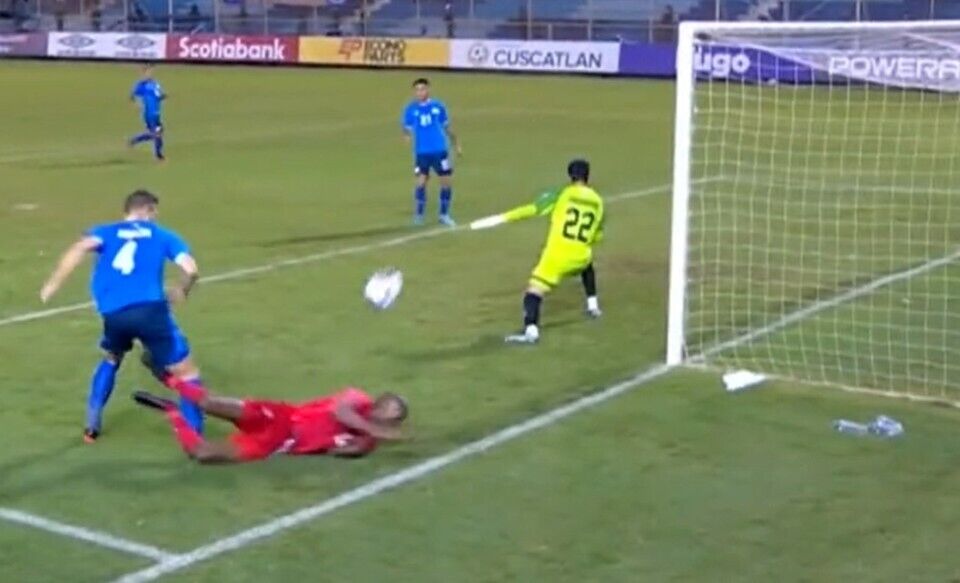 Мяч срикошетил от Хатчинсона