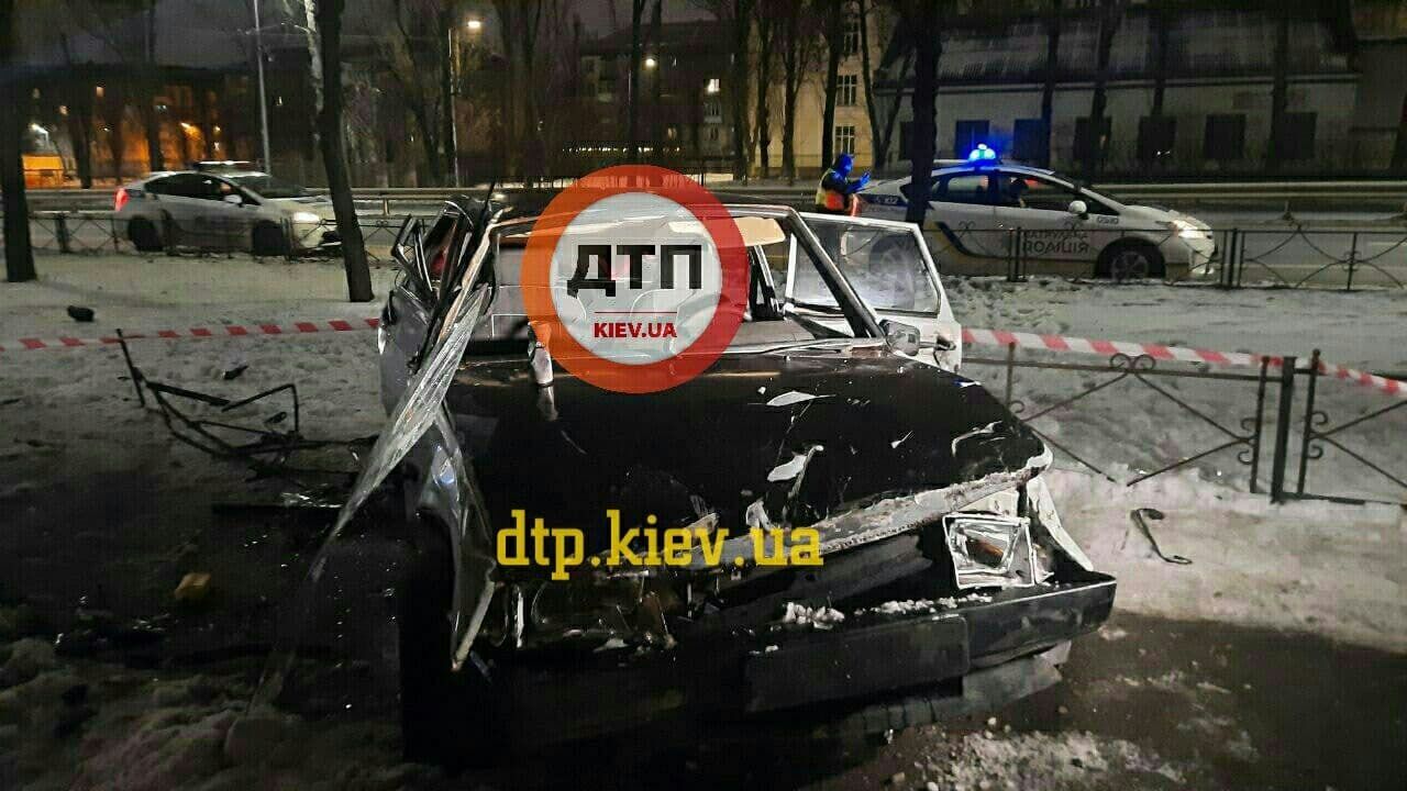 В Киеве легковушка на скорости выехала с дороги и снесла ограждение: есть пострадавший. Фото
