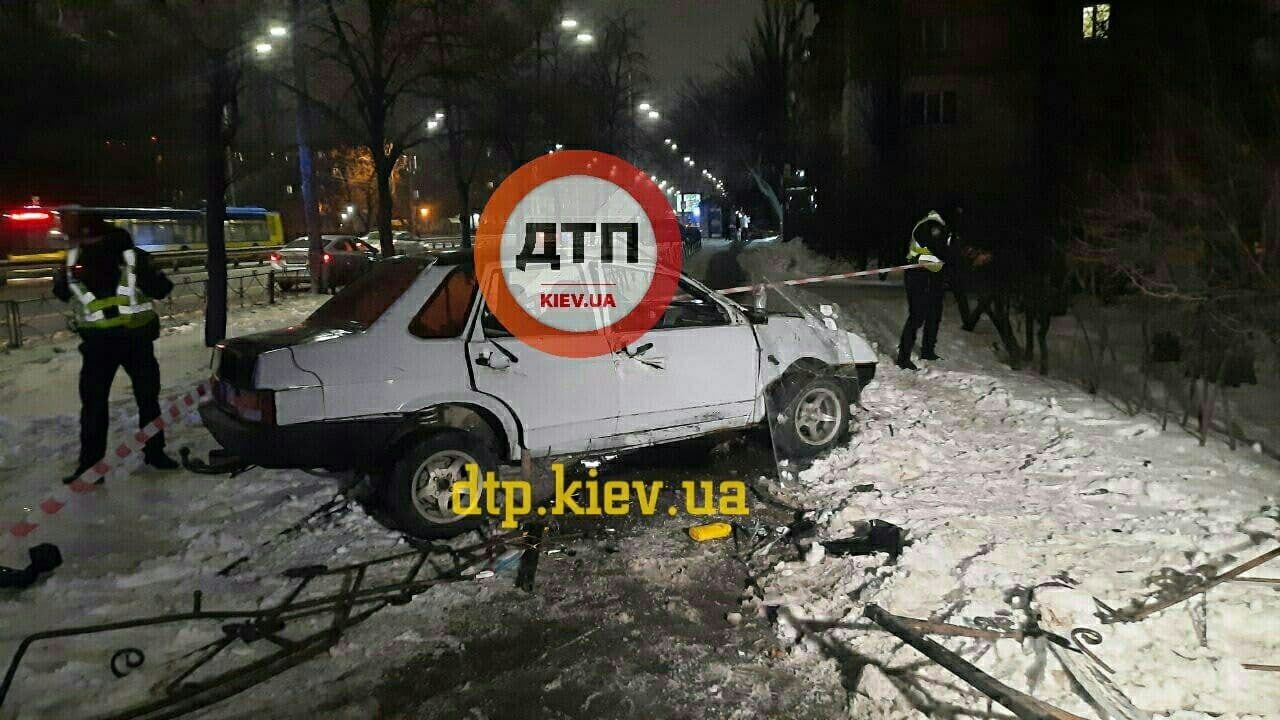 У Києві легковик на швидкості виїхав з дороги і зніс огорожу: є постраждалий. Фото