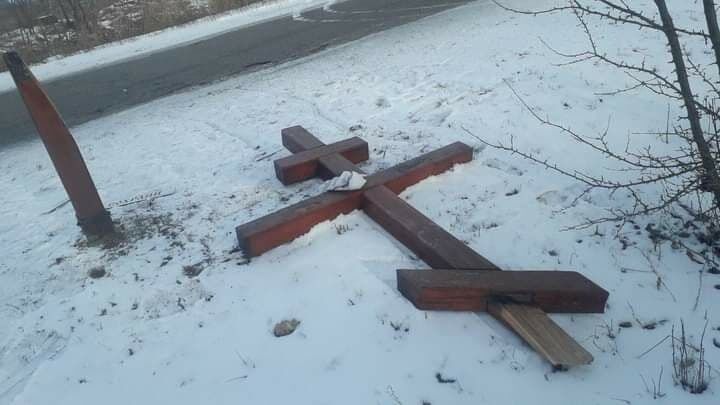 Сломанный памятный крест.