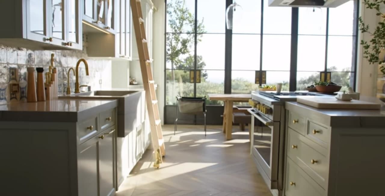 Гвінет Пелтроу показала свій розкішний будинок у Каліфорнії, де лише душова система коштує $30 тисяч
