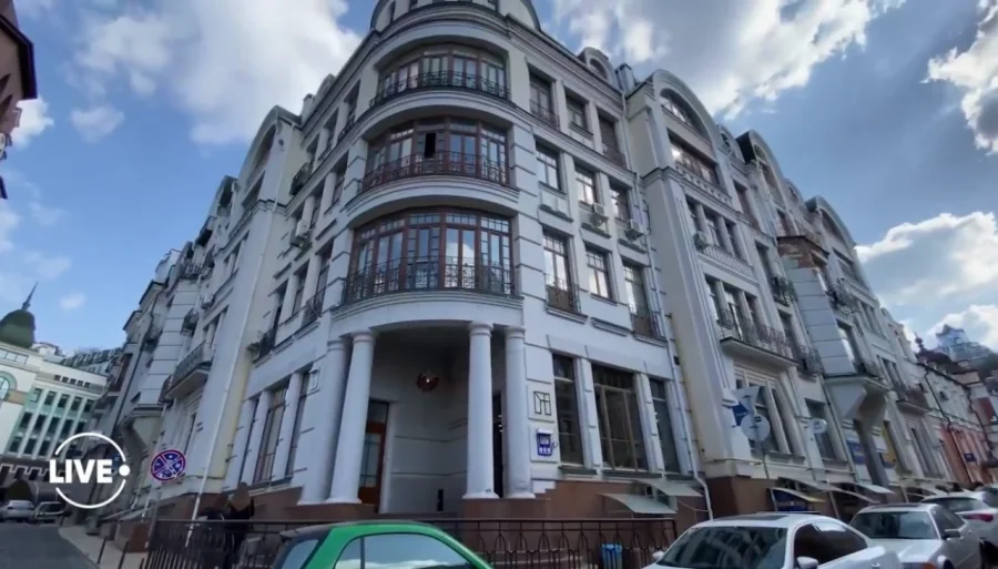 Дом на Воздвиженке, в котором находится квартира Веры Брежневой.