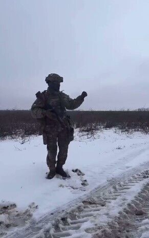 Боєць виконав запальні рухи