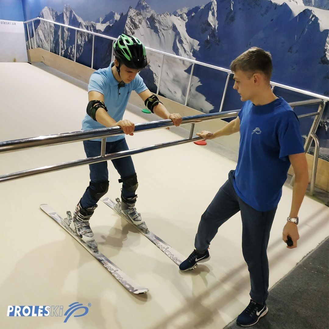 В клубе работает специальный тренажер для лыжников.