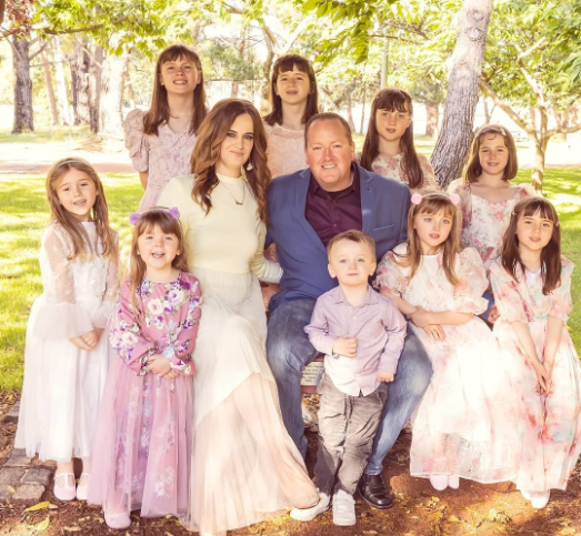 У Клэр Луизы Хукер девять детей.