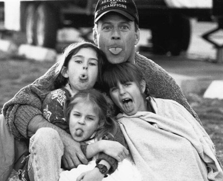 Брюс Уиллис с дочками.