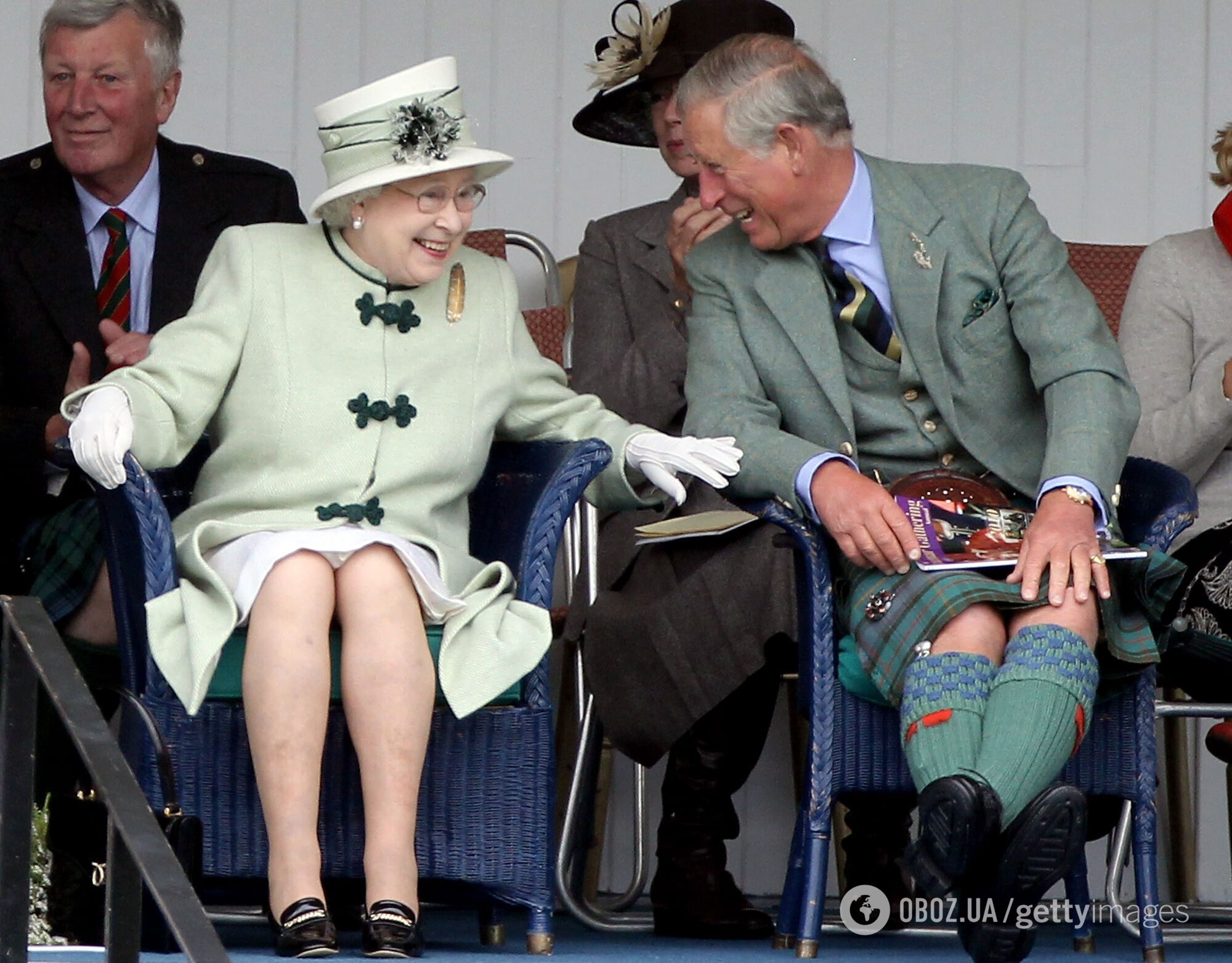 Експерт помітив, що королева часто сміється та торкається принца Чарльза