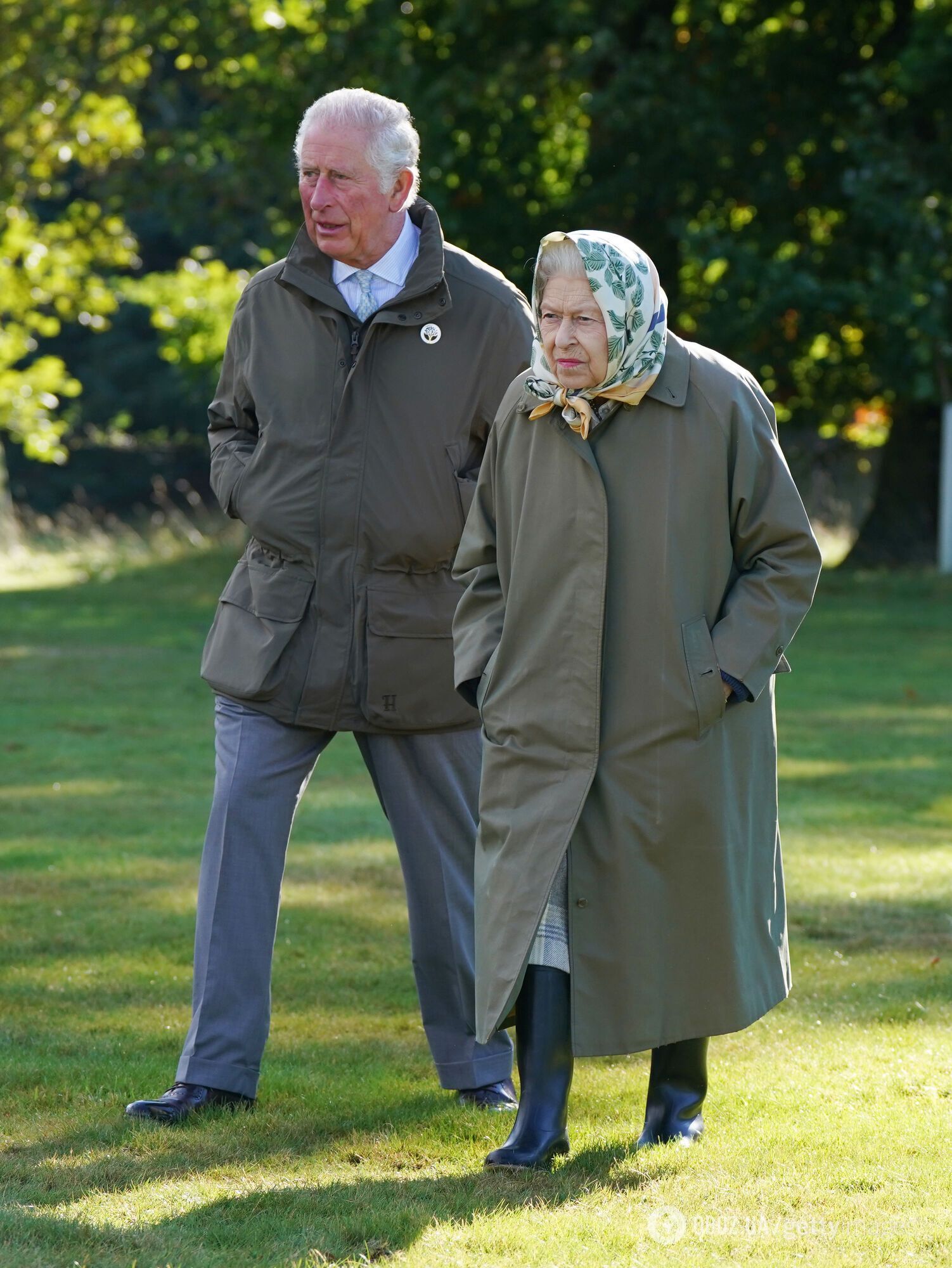 Біля принца Чарльза, Єлизавета II ходить трохи згорбившись