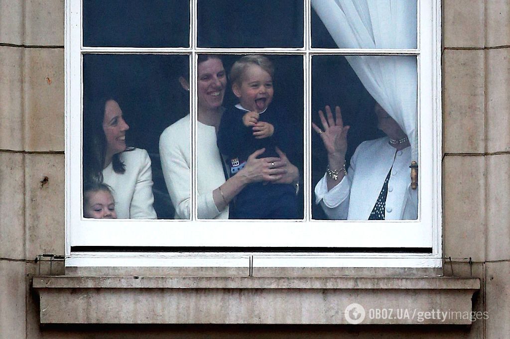 Няня Мария Тереза ​​Туррион Борралло держит на руках Джорджа, принца Кембриджского (2015).