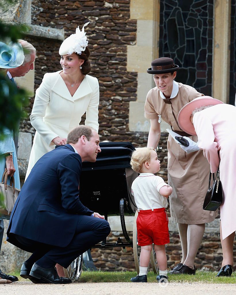 Кейт Міддлтон, герцогиня Кембриджська, принц Вільям, герцог Кембриджський, принцеса Кембриджська Шарлотта і Джордж, принц Кембриджський, королева Єлизавета II та няня Марія Тереза ​​Турріон Борралло.
