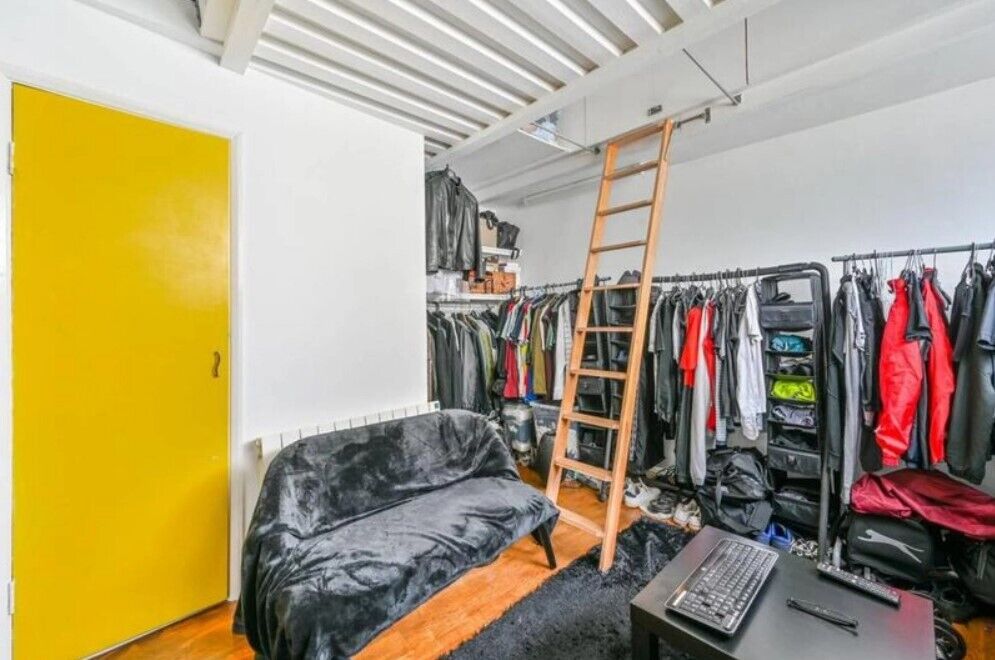 Особенностью квартиры является лестница, по которой можно залезть на кровать – а по-другому в постель не попасть