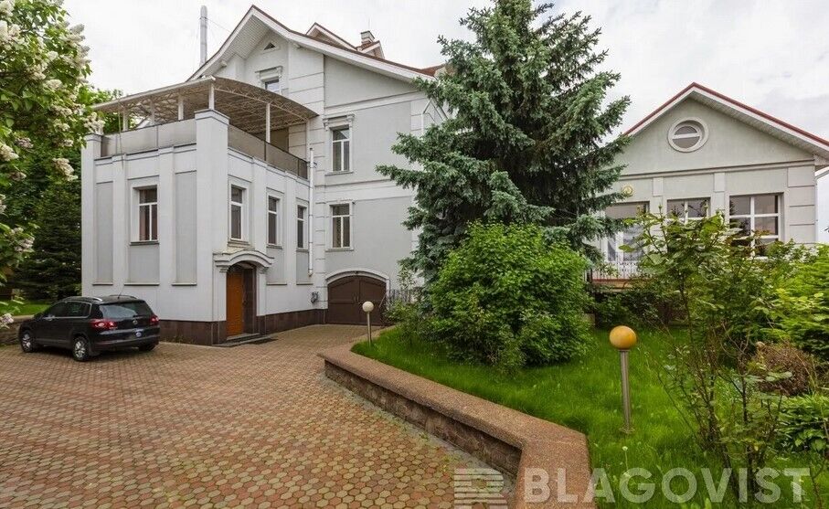 Під Києвом продають будинок за 30 млн грн із "прибудовою" для обслуги