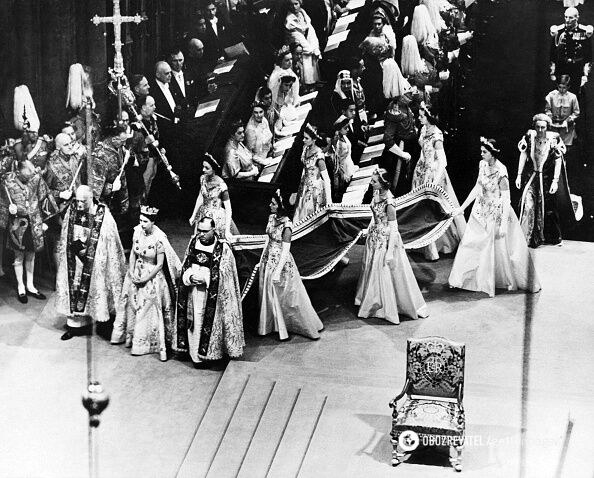 Елизавета ІІ была коронована в Вестминстерском аббатстве.