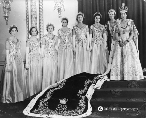 На момент провозглашения Елизаветы ІІ королевой ее не было в Британии.
