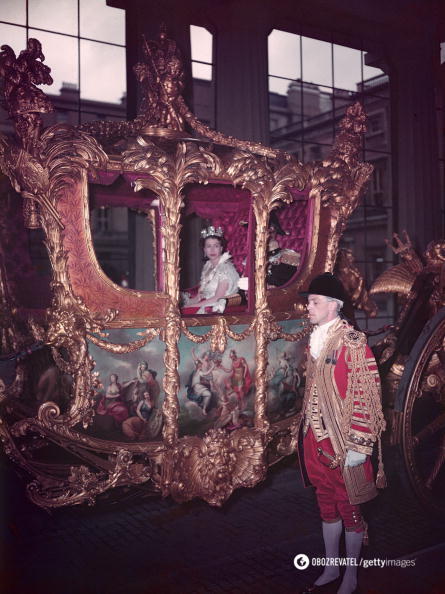 Єлизавета ІІ носила на коронації сукню із шовку.