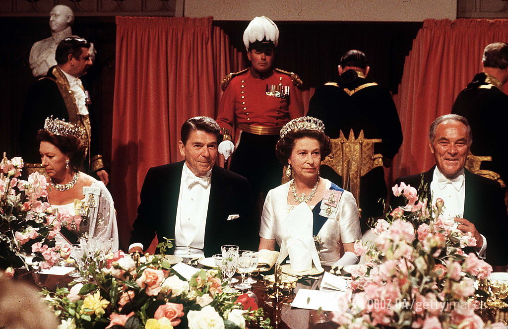 Почему у Елизаветы II не было паспорта и зачем она ставила сумку на стол. 7 секретов королевы