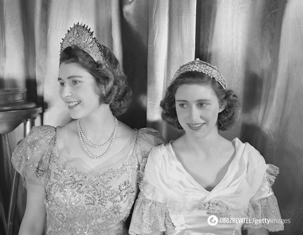 Чому Єлизавета II не мала паспорта і навіщо вона ставила сумку на стіл. 7 секретів королеви