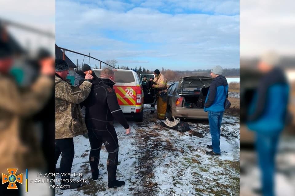 У ЗМІ пишуть, що чоловік стрибнув у ополонку заради відео