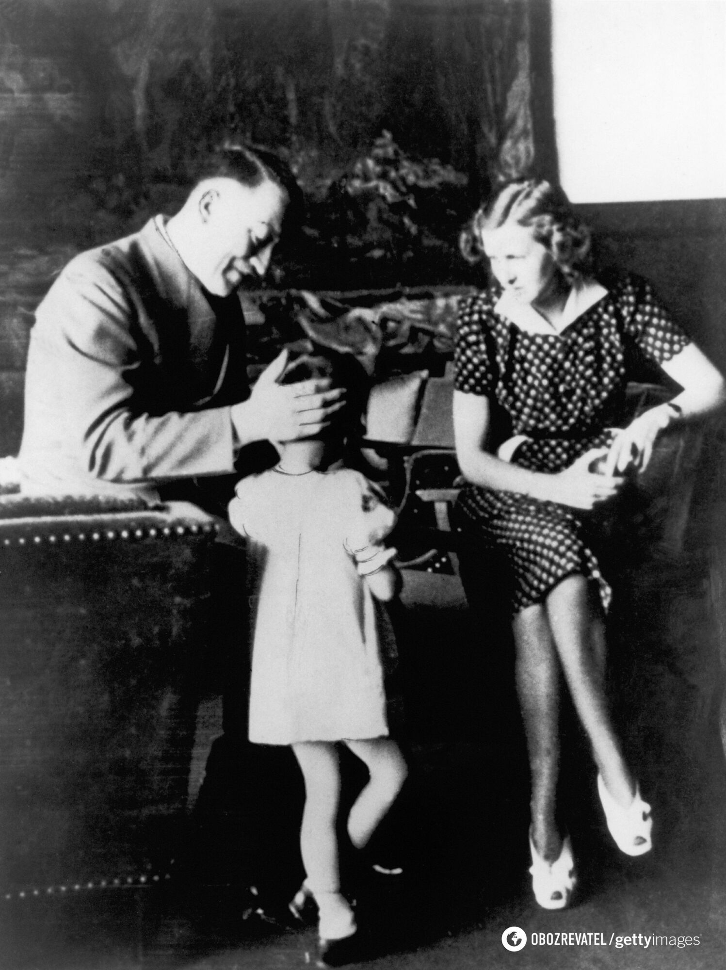 Гітлер та Єва Браун з маленькою дівчинкою близько 1940 року