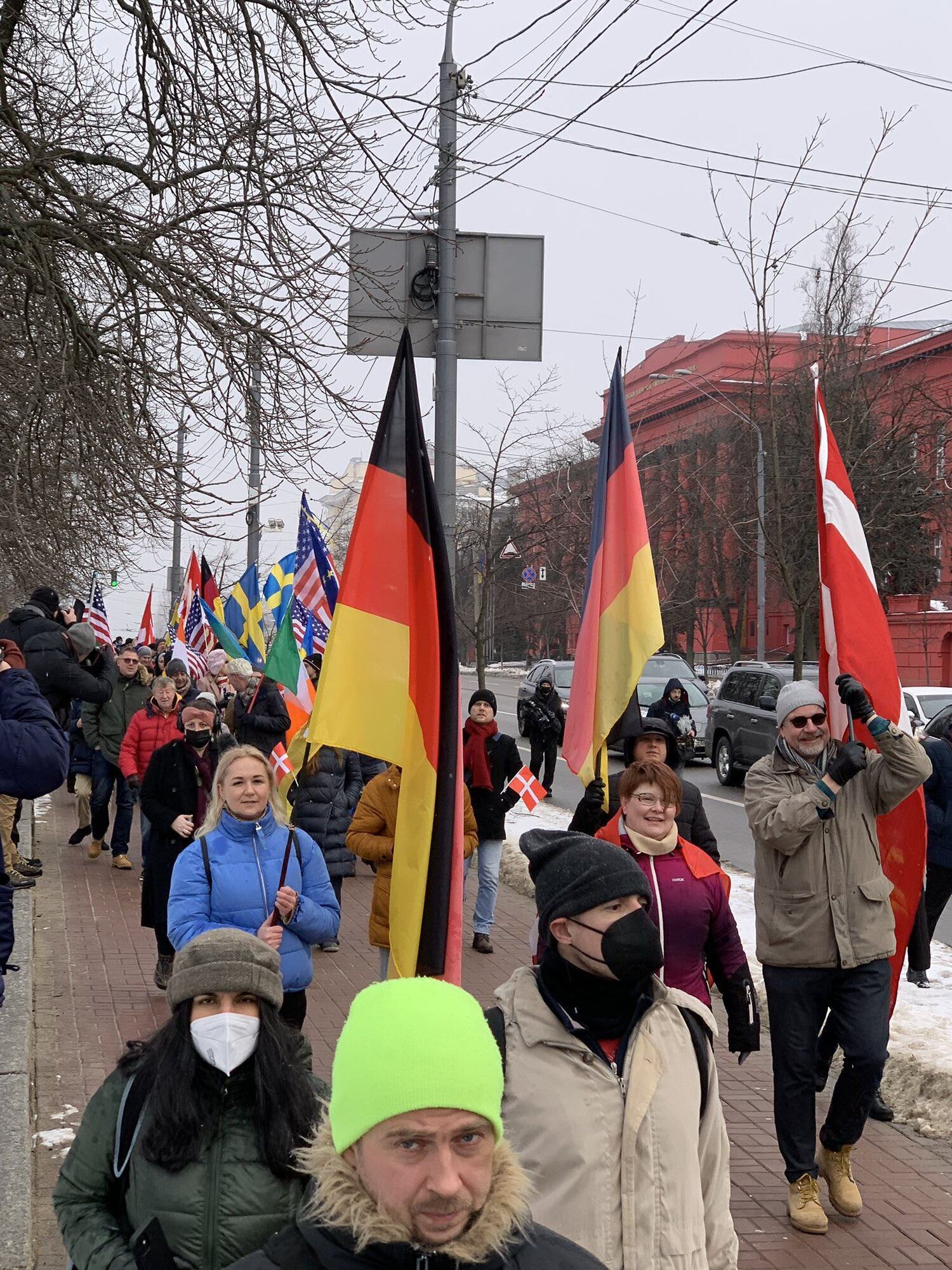 Участники марша за Украину.