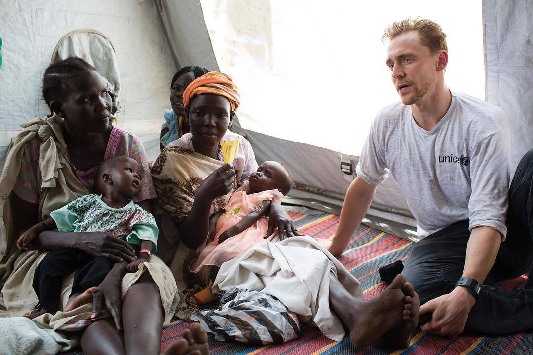 Том Хиддлстон в рамках благотворительного проекта посещает Южный Судан.