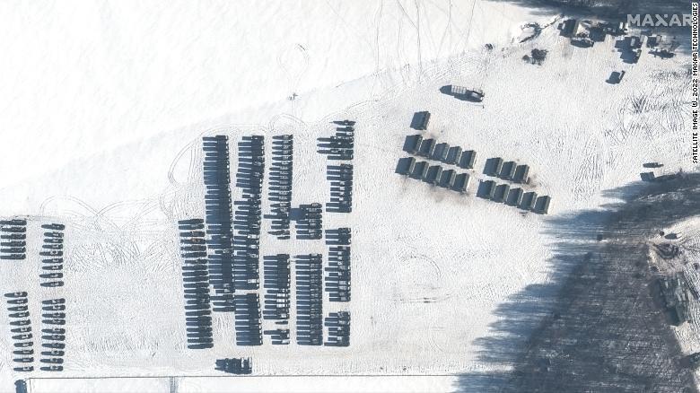 Военную технику в Беларуси перебросили за 50 км к границе Украины: новые спутниковые снимки