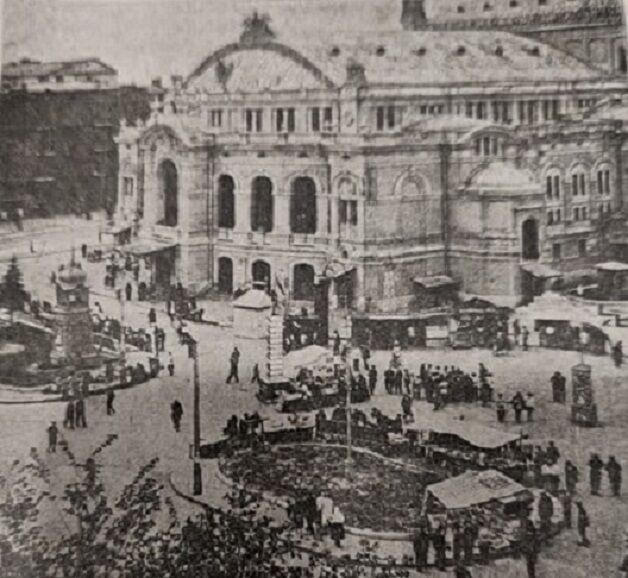 1929 год – книжный базар рядом с театром.