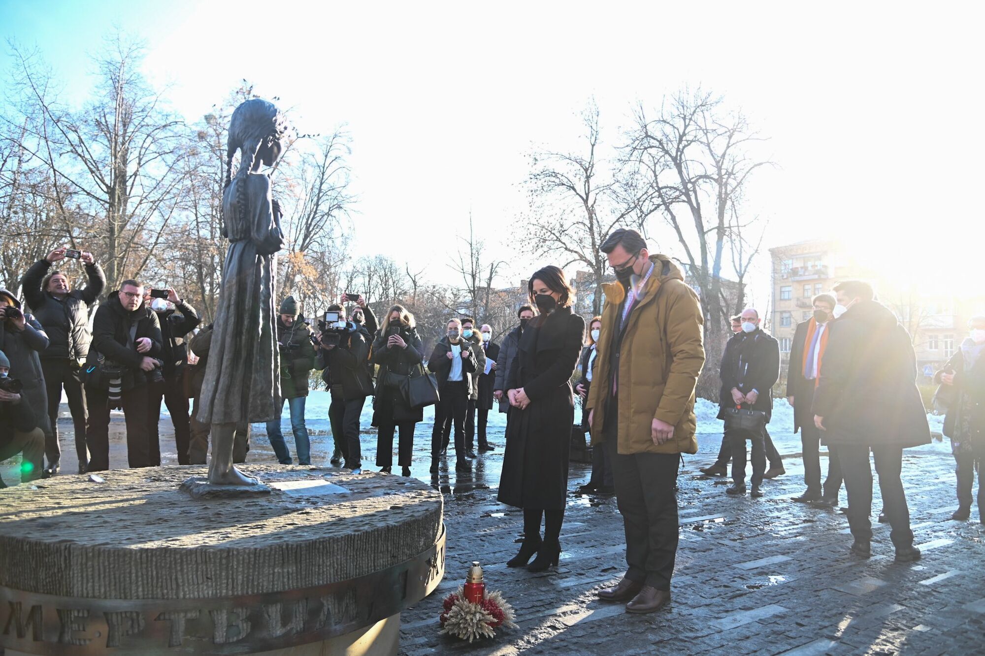 Візит Бербок в Україну розпочався з відвідин Національного музею Голодомору