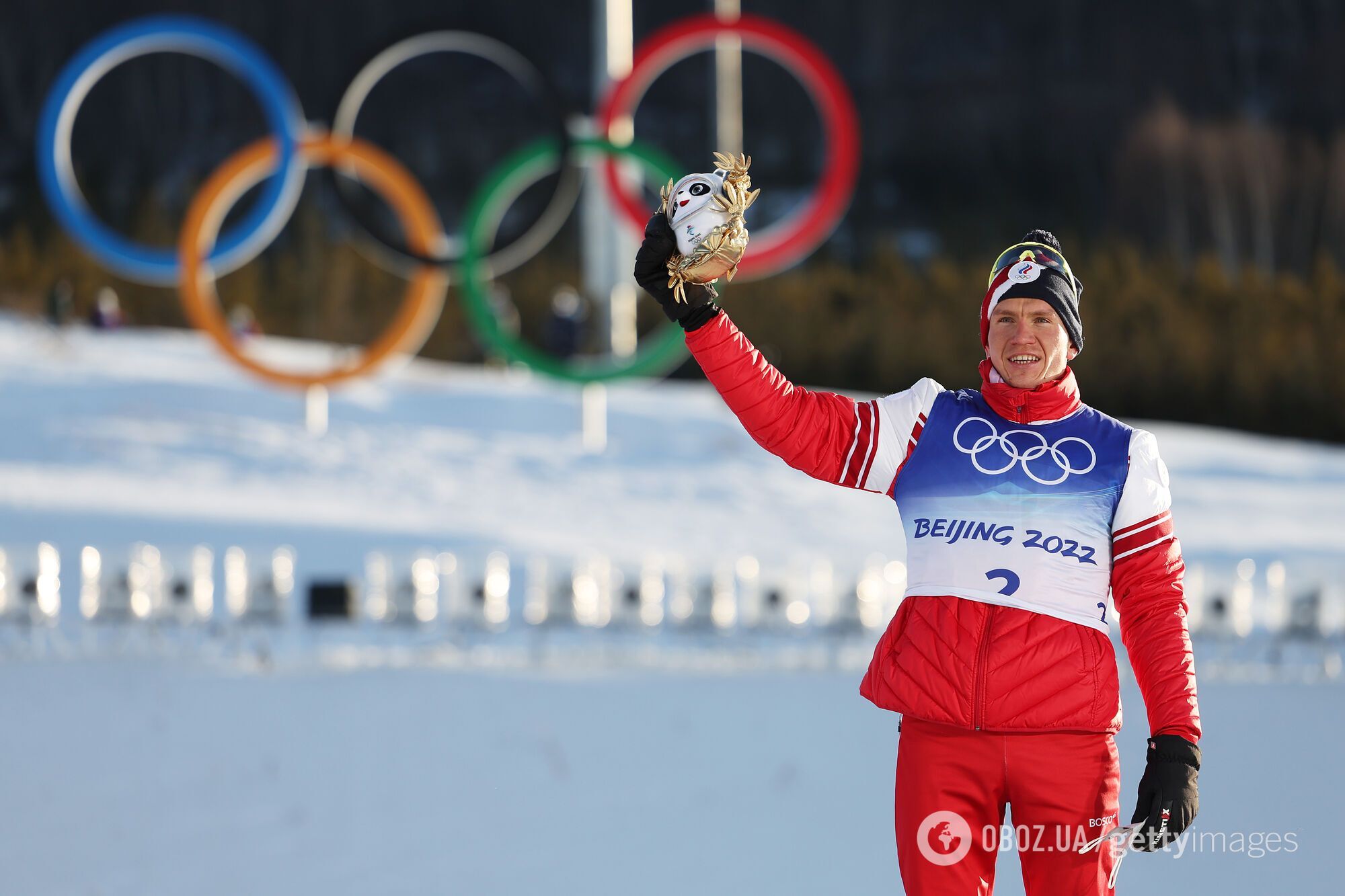 Лыжник Александр Большунов с талисманом.