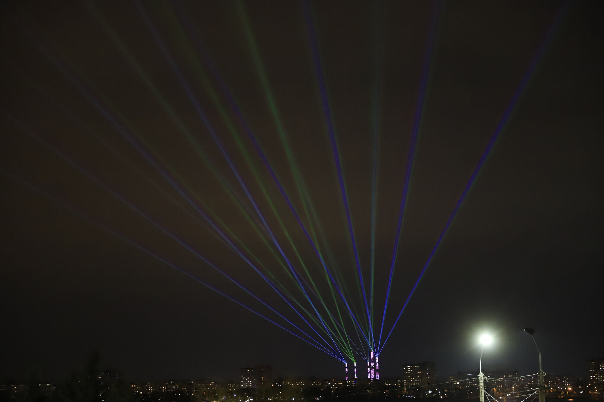 Світло-музична інсталяція Dnipro Light Flowers нині охоплює п’ять (із запланованих тринадцяти) труб колишнього заводу ім. К. Лібкнехта