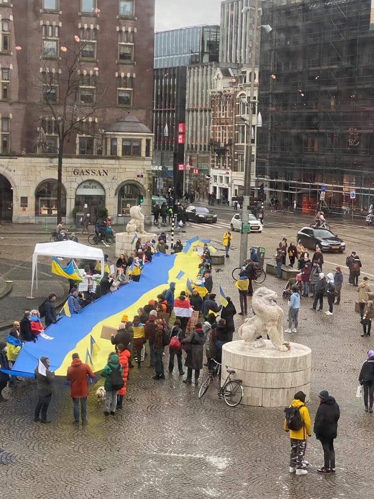 На площі Дам розгорнули 30-метровий прапор України.