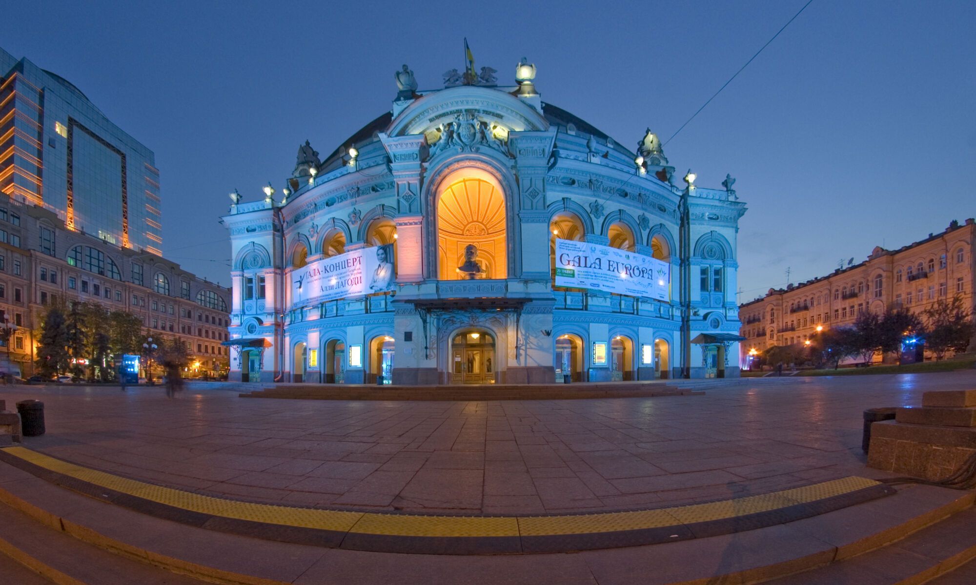 Современный вид на здание театра.