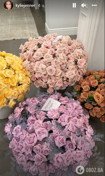 Кайли Дженнер опубликовала фотографию с роскошными разноцветными букетами цветов.