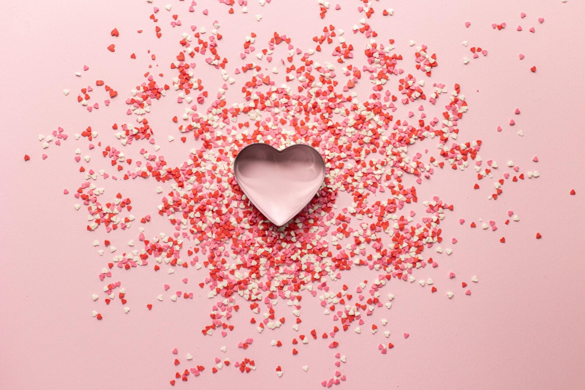 У День закоханих заведено дарувати коханим валентинки та інші приємні сюрпризи