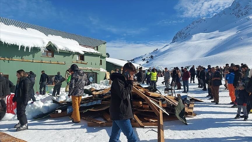 В турецком горнолыжном центре из-за сильного снегопада обрушился навес
