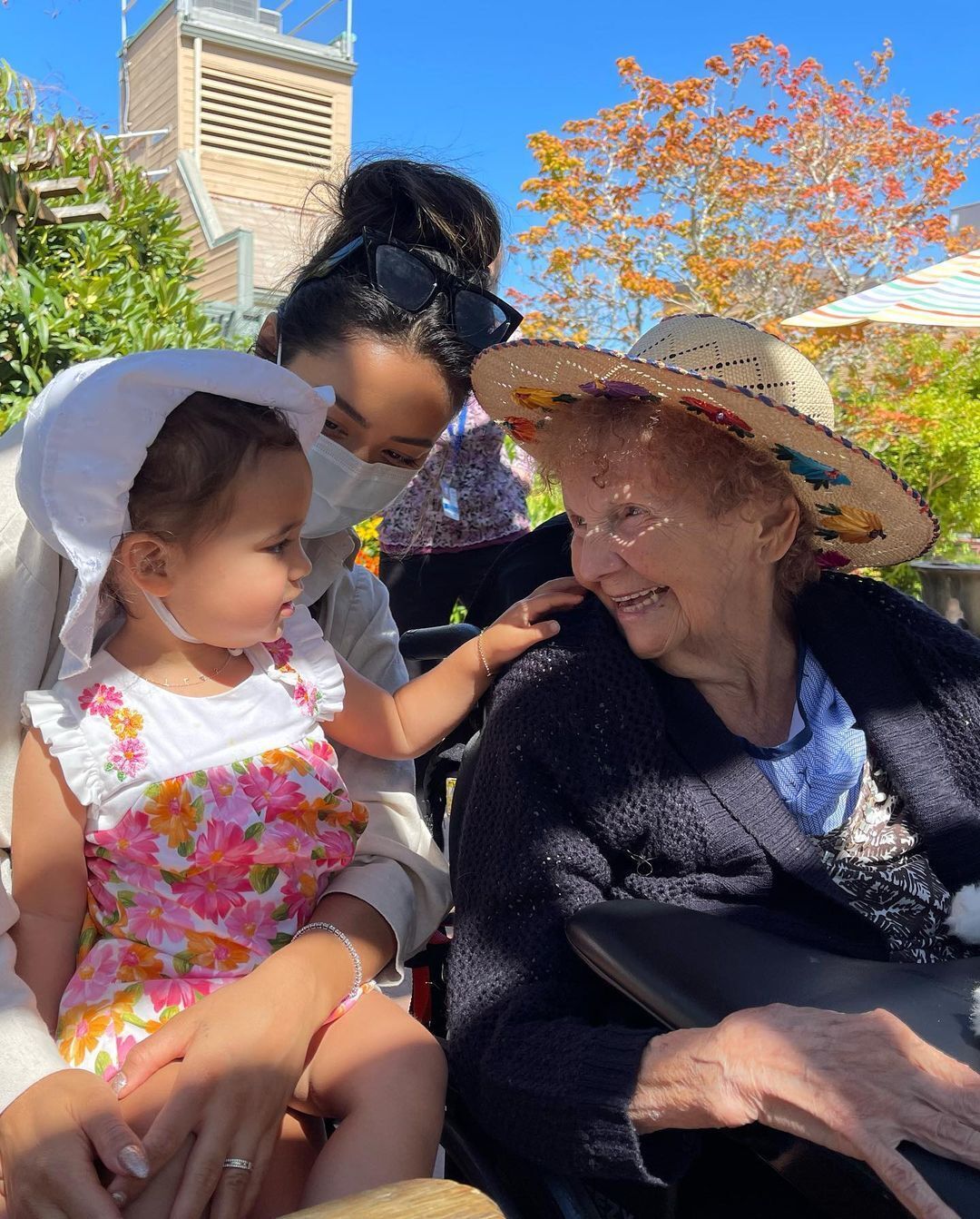 Шей Мітчелл з бабусею та донькою