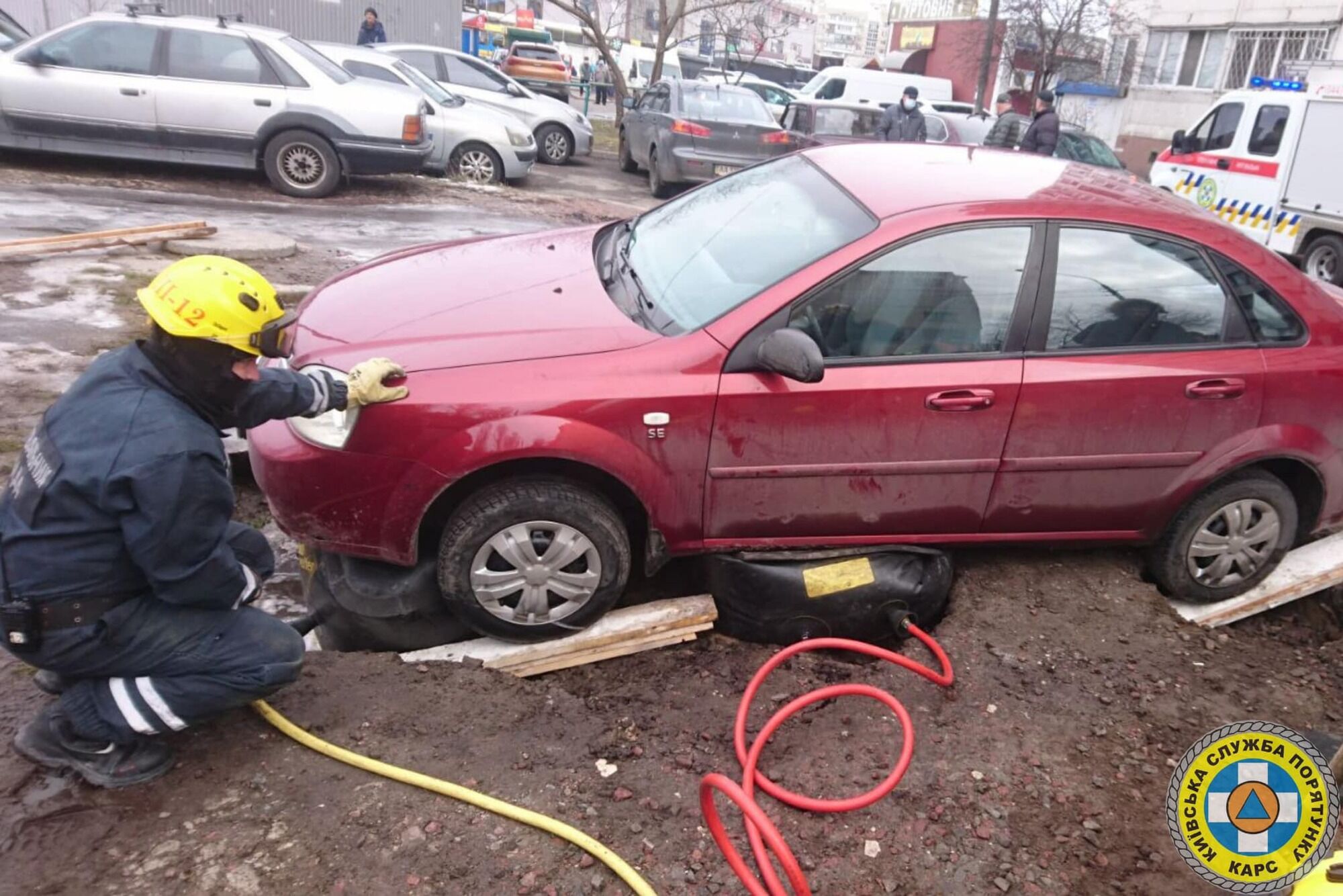 Рятувальники на місці НП.