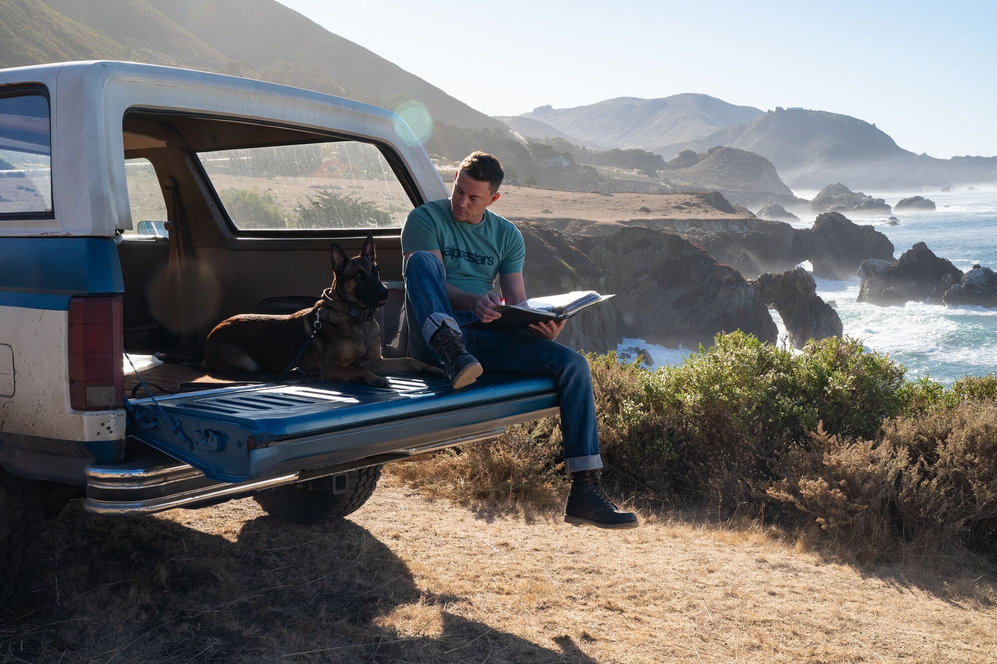 Кадри комедії "Дог", яка стала режисерським дебютом Ченнінга Татума