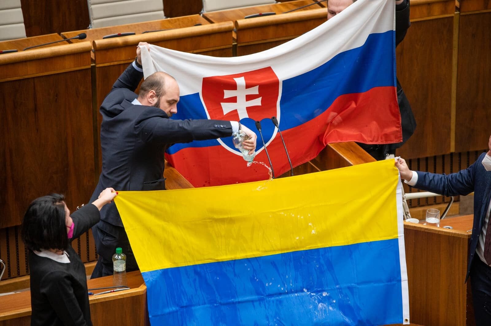 Депутат облил флаг Украины водой.