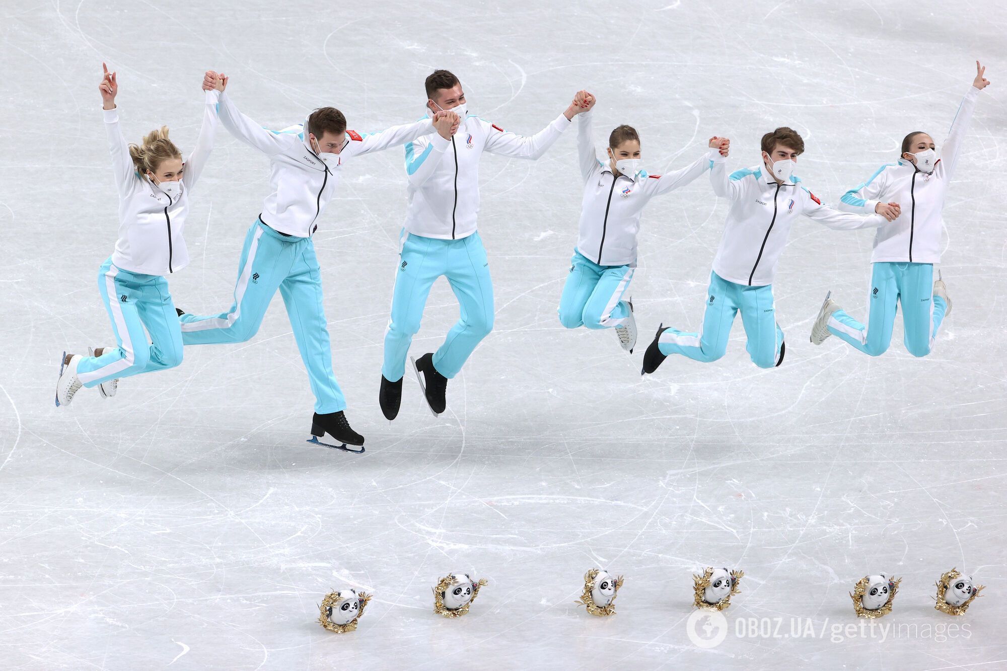Российские фигуристы празднуют победу на Олимпиаде-2022.